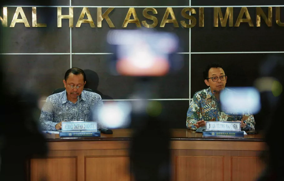 Ketua Komnas HAM Ahmad Taufan Damanik (kiri) dan Komisioner Komnas HAM Beka Ulung Hapsara (kanan) memaparkan hasil penyelidikan tragedi kemanusiaan di Stadion Kanjuruhan Malang, di Jakarta, Rabu (2/11/2022).
