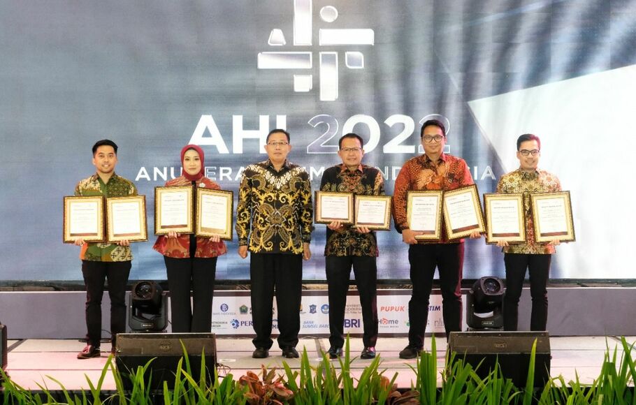 Perusahaan Umum Percetakan Uang Republik Indonesia (Peruri) berhasil mendapatkan dua penghargaan sebagai perusahaan terpopuler di media digital pada ajang Anugerah Humas Indonesia (AHI) 2022.