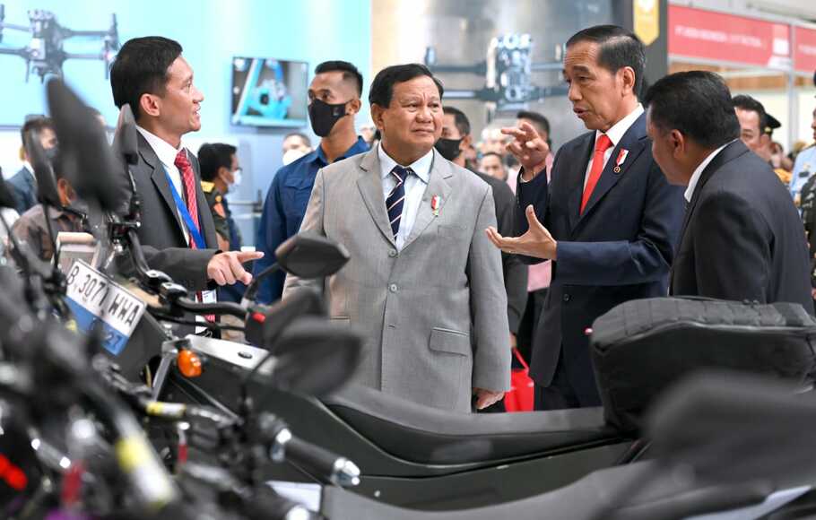 Kendaraan listrik berupa motor militer yang dinamakan Electric Tactical (E-Tactical) Motor Bike mencuri perhatian publik termasuk Presiden Joko Widodo (Jokowi) dan Menteri Pertahanan Prabowo Subianto saat pameran pertahanan internasional Indo Defence 2022 Expo & Forum di JIEXpo Kemayoran (Arena PRJ), Jakarta Pusat.