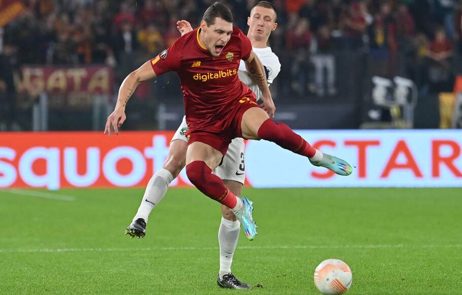 Bek Ludogorets, Anton Nedyalkov (belakang) melakukan tekel kepada striker AS Roma, Andrea Belotti dalam laga Liga Europa di Olimpico, Jumat, 4 November 2022.