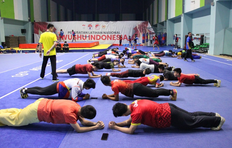 Tim Satgas (Satuan Tugas) tengah melatih dan mengembleng atlet timnas Indonesia untuk persiapan Kejuaraan Dunia Wushu Junior ke-VIII yang akan digelar di ICE Bumi Serpong Damai (BSD), Tangerang, Banten.