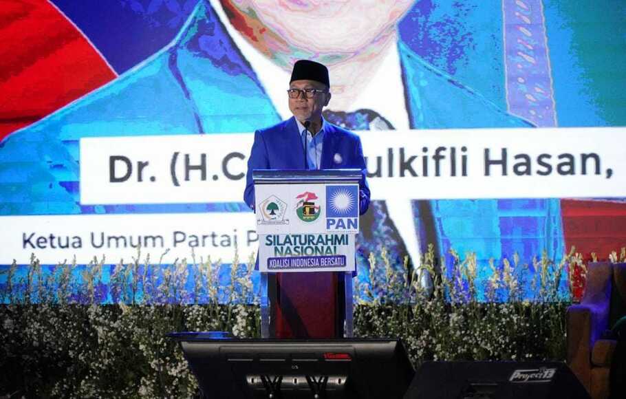 Ketua Umum Partai Amanat Nasional Zulkifli Hasan saat berbicara di Silatnas ketiga Koalisi Indonesia Bersatu yang digelar di Kota Makassar, Sulawesi Selatan, Minggu 6 November 2022.