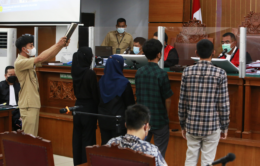 Sejumlah saksi saat di sumpah dalam persidangan kasus dugaan pembunuhan berencana yang menewaskan Brigadir J di Pengadilan Negeri Jakarta Selatan (PN Jaksel), Jakarta, Senin 7 November 2022.