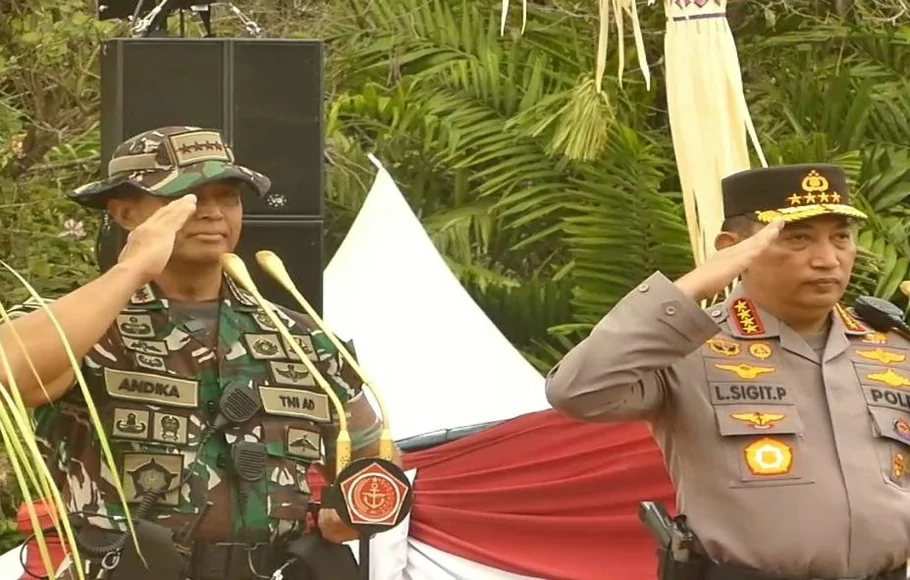Panglima TNI Jenderal Andika Prakasa bersama Kapolri Jenderal Listyo Sigit Prabowo saat memimpin gelar pasukan keamanan pengamanan KTT G-20 di lapangan Niti Mandala Renon Denpasar pada Senin, 7 November 2022. 