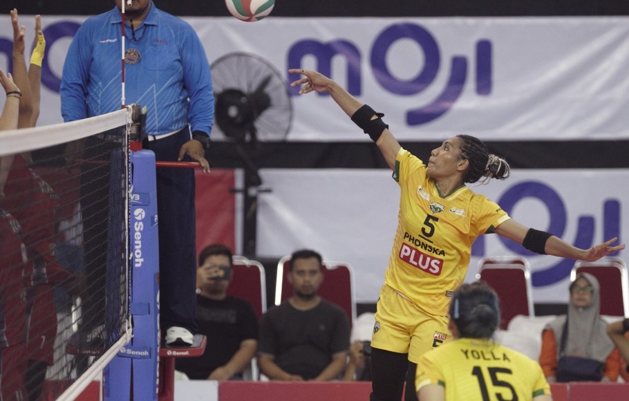 Pemain Petrokimia Gresik Pupuk Indonesia Medi Yoku melepaskan smes saat berhadapan dengan Kharisma Premium pada putaran kedua final four Livoli Divisi Utama 2022.