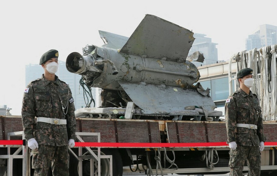 Puing-puing dari potongan sepanjang tiga meter dan lebar dua meter, yang diidentifikasi sebagai rudal SA-5 Korea Utara, terlihat di Kementerian Pertahanan Korea Selatan di Seoul pada 9 November 2022.