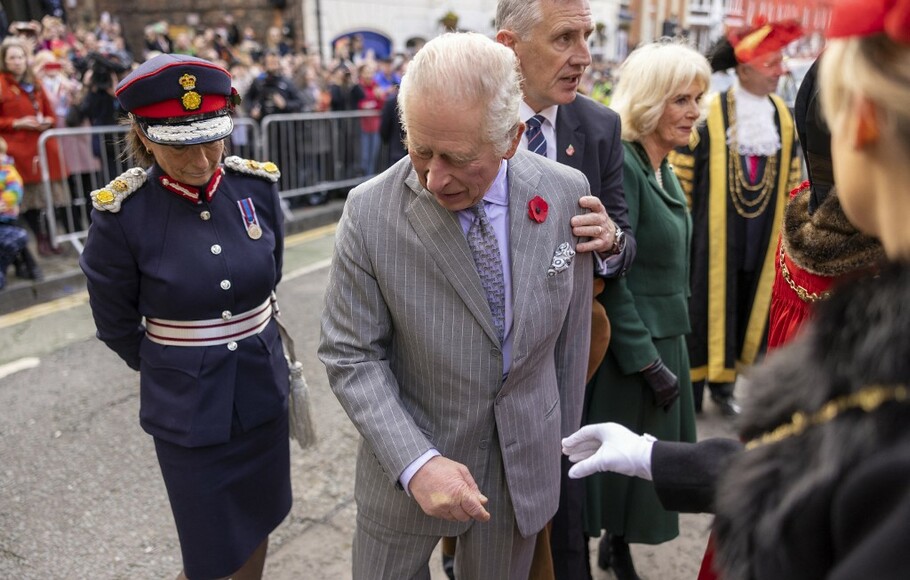 Raja Inggris Charles III diamankan setelah telur dilemparkan ke arahnya selama upacara di Micklegate Bar di York, Inggris utara pada 9 November 2022.