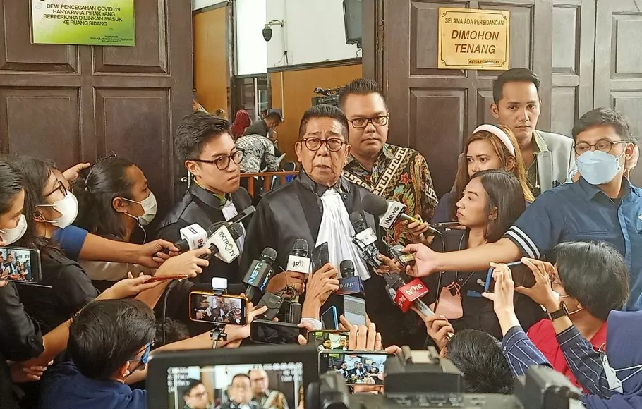 Penasihat hukum terdakwa Hendra Kurniawan, Henry Yosodiningrat memberikan keterangan pers di Pengadilan Negeri Jakarta Selatan, Jakarta, Kamis, 10 November 2022.