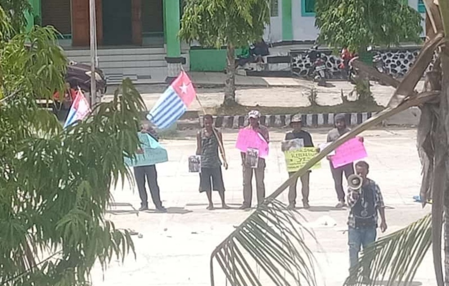 Sejumlah mahasiswa saat menggelar demonstrasi sambil membentangkan bendera Bintang Kejora di kampus Universitas Sains dan Teknologi Jayapura (USTJ), Papua, Kamis, 10 November 2022.