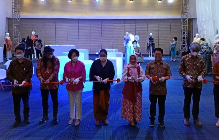 Pembukaan Pameran Kisah Batik Indonesia dan Jinju Silkyang merupakan kolaborasi pelaku industri fesyen Korea dengan Perajin Batik di Indonesia yang digelar di Lotte Shoping Avenue, Jakarta Selatan, Jumat 11 November 2022.