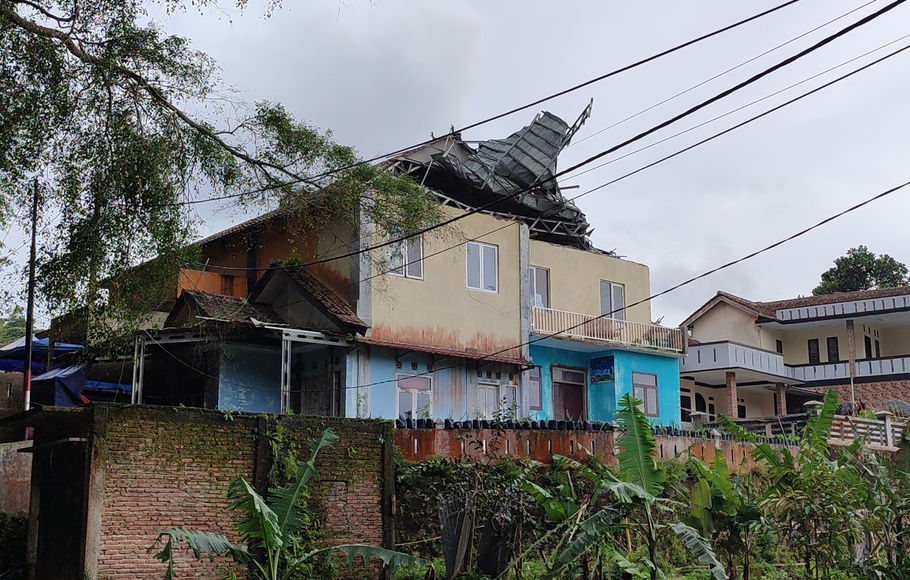 Atap Balai Desa Situsari, Kuningan, Jawa Barat mengalami kerusakan, akibat diterjang angin puting beliung pada Jumat, 11 November 2022 sore kemarin.