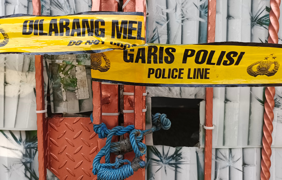Garis polisi terpasang di rumah tempat ditemukannya 4 mayat di perumahan Citra Garden, Kalideres, Jakarta, Senin, 14 November 2022.