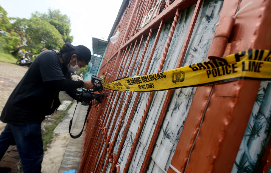 Jurnalis mengambil gambar di rumah tempat ditemukannya 4 mayat di perumahan Citra Garden, Kalideres, Jakarta, Senin, 14 November 2022.