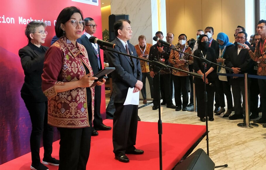 Menteri Keuangan (Menkeu) Sri Mulyani Indrawati dan Presiden ADB Masatsugu Asakawa usai mengikuti grand launching Indonesia ETM Country Platform di Hotel Movenpick, Jimbaran, 14 November 2022.