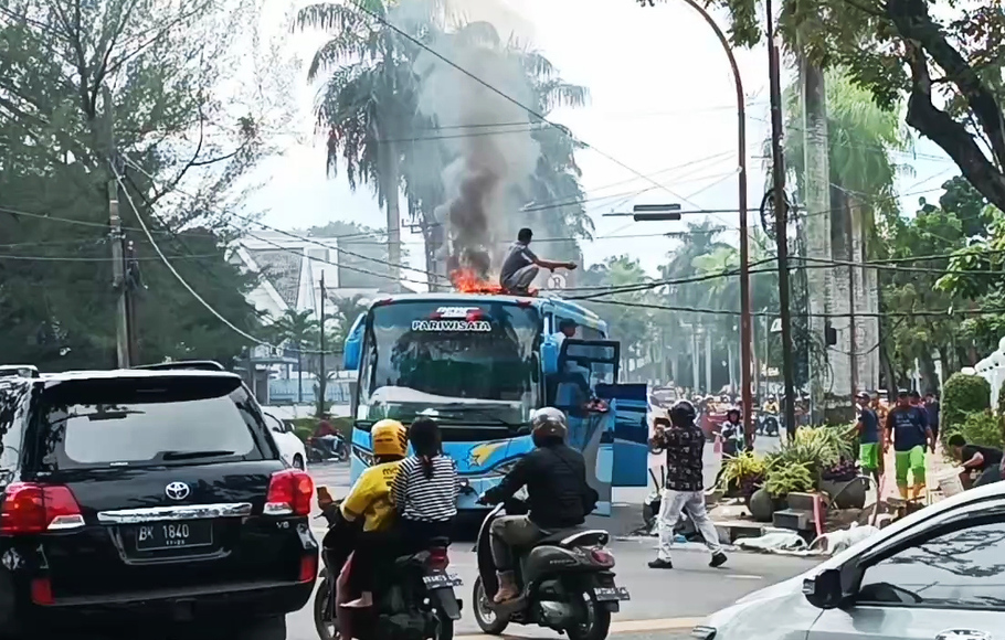 Sebuah bus pariwisata terbakar di dekat rumah dinas gubernur Sumatera Utara, Kota Medan, Senin, 14 November 2022.