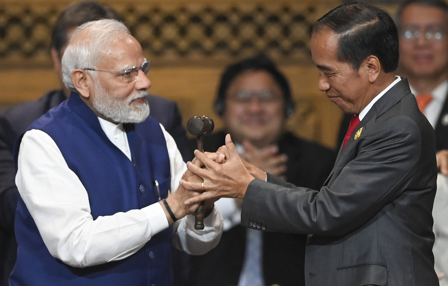 Presiden Joko Widodo (kanan) menyerahkan palu kepemimpinan G20 kepada Perdana Menteri India Narendra Damodardas Modi (kiri) pada penutupan KTT G20 Indonesia 2022 di Nusa Dua, Bali, Rabu, 16 November 2022.