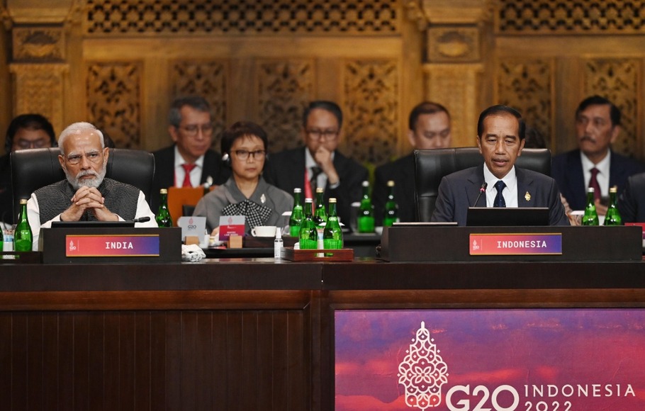 Presiden Joko Widodo (Jokowi), Perdana Menteri India Narendra Damodardas Modi (kiri) menghadiri pembukaan KTT G-20 Indonesia di Nusa Dua, Bali, Selasa, 15 November 2022.