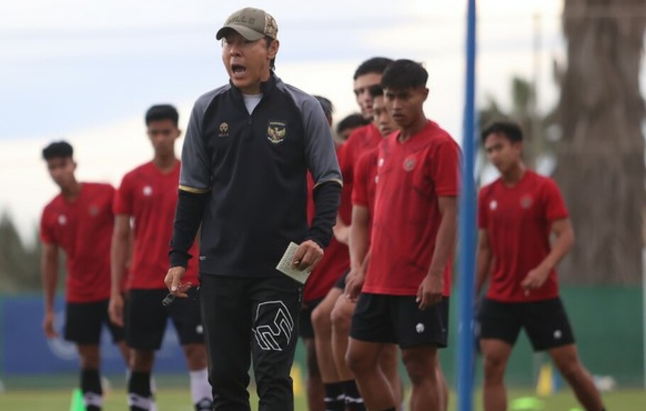 Pelatih Shin tae-Yong memimpin latihan Timnas U-20 Indonesia.
