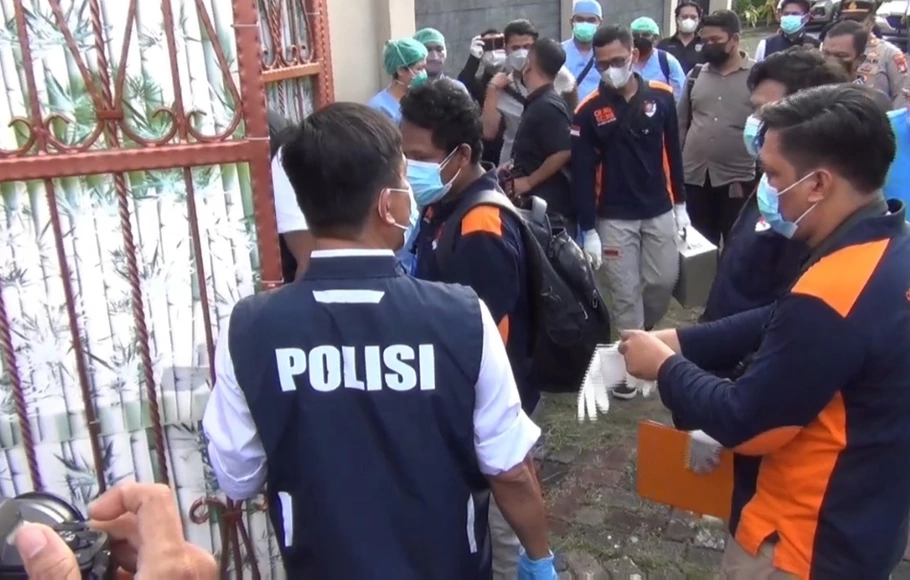 Tim  gabungan olah tempat kejadian perkara satu keluarga tewas di Kalideres di rumah korban di Perumahan Citra Garden 1 Extension, Kalideres, Jakarta Barat, Rabu, 16 November 2022.