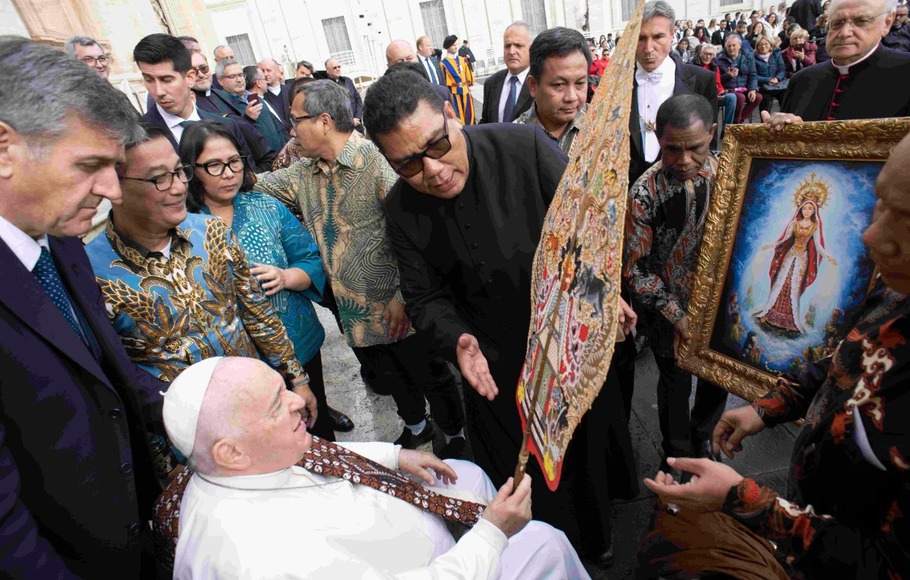 Lima hadiah istimewa dan khusus untuk Paus Fransiskus disampaikan oleh Paguyuban Wartawan Katolik Indonesia (PWKI) melakukan audiensi umum dengan Paus Fransiskus di Basilica St, Petrus, Vatikan, Rabu 16 November 2022.