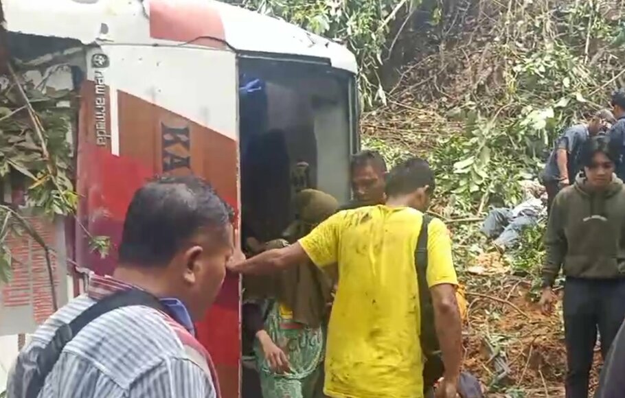 Bus rombongan atlet asal Penajam Paser Utara jatuh ke jurang di Jalan Poros Samarinda - Berau, Kalimantan timur, Kamis, 17 November 2022.