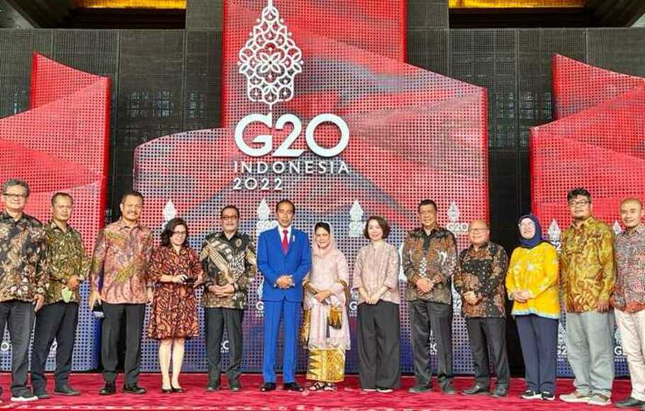 Presiden Joko Widodo dan Ibu Negara Iriana Joko Widodo berfoto bersama 11 pemimpin redaksi media massa nasional, seusai berdiskusi seputar penyelenggaraan KTT G-20, di Hotel Apurva Kempinski, Nusa Dua, Bali, Kamis, 17 November 2022.