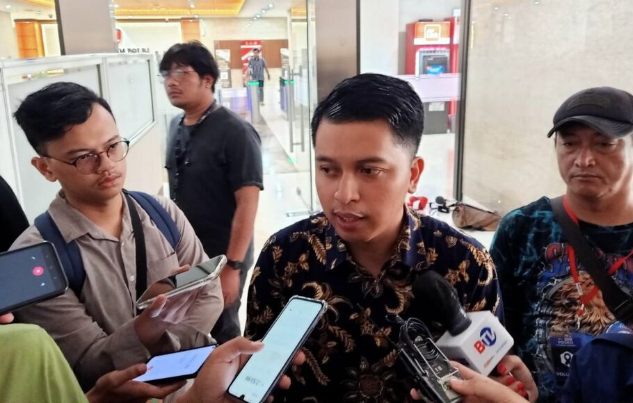 Pengacara Tim Gabungan Aremania (TGA), Anjar Nawan Yusky saat melaporkan sejumlah petinggi Polda Jawa Timur atas tragedi di Stadion Kanjuruhan di Bareskrim Polri.