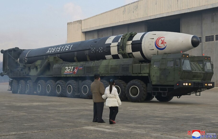 Kim Jong-un mengajak putrinya melihat rudal balistik antarbenua yang baru.