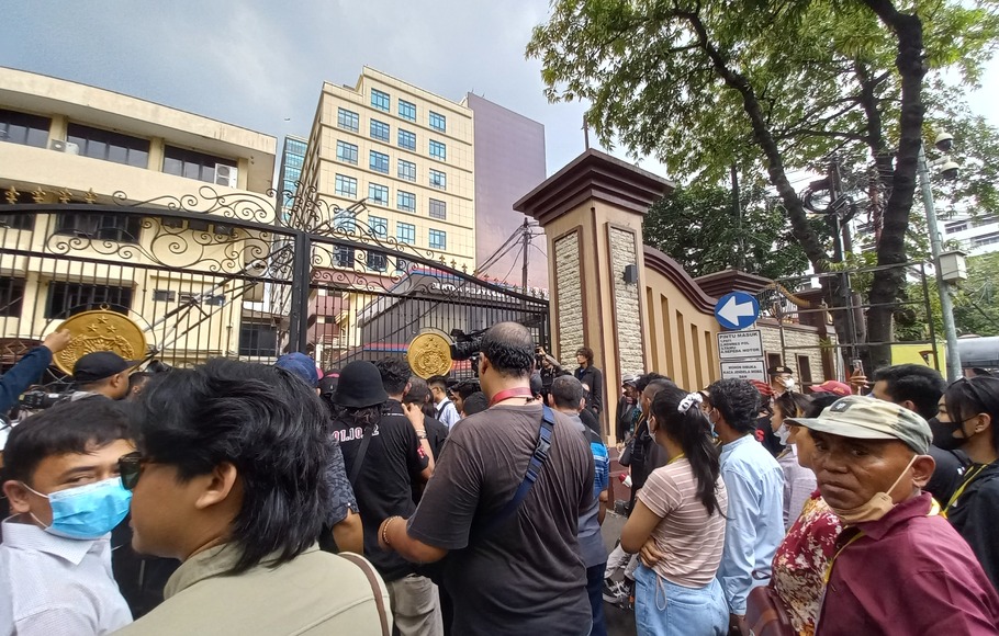 Massa menggeruduk Gedung Bareskrim Polri, Jakarta, Sabtu, 19 November 2022 siang untuk mendesak penuntasan kasus tragedi Kanjuruhan. 