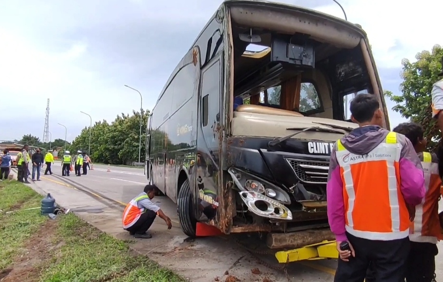 Bus Pariwisata yang membawa rombongan peziarah mengalami kecelakaan di Tol Cipali, Sabtu, 19 November 2022.