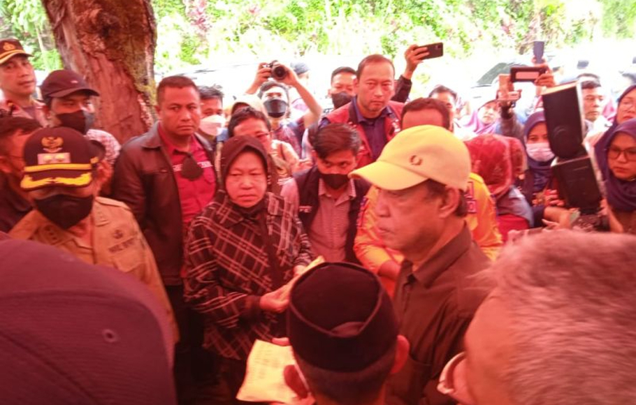Menteri Sosial Tri Rismaharini bersama Ketua Komisi VIII DPR RI Ashabul Kahfi saat menyalurkan bantuan bagi korban longsor di Kabupaten Gowa, Sabtu 19 November 2022.