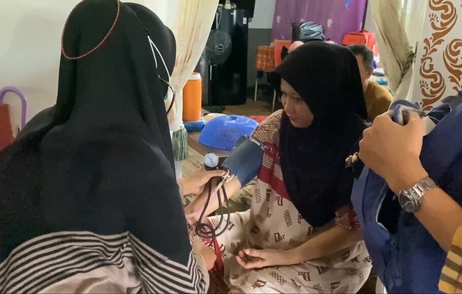 Memasuki hari ke-6, ketinggian banjir yang merendam 17 kelurahan di 4 kecamatan di Kota Palangka Raya, Kalimantan Tengah, masih belum surut. Ratusan warga mulai terserang penyakit gatal-gatal dan demam. 