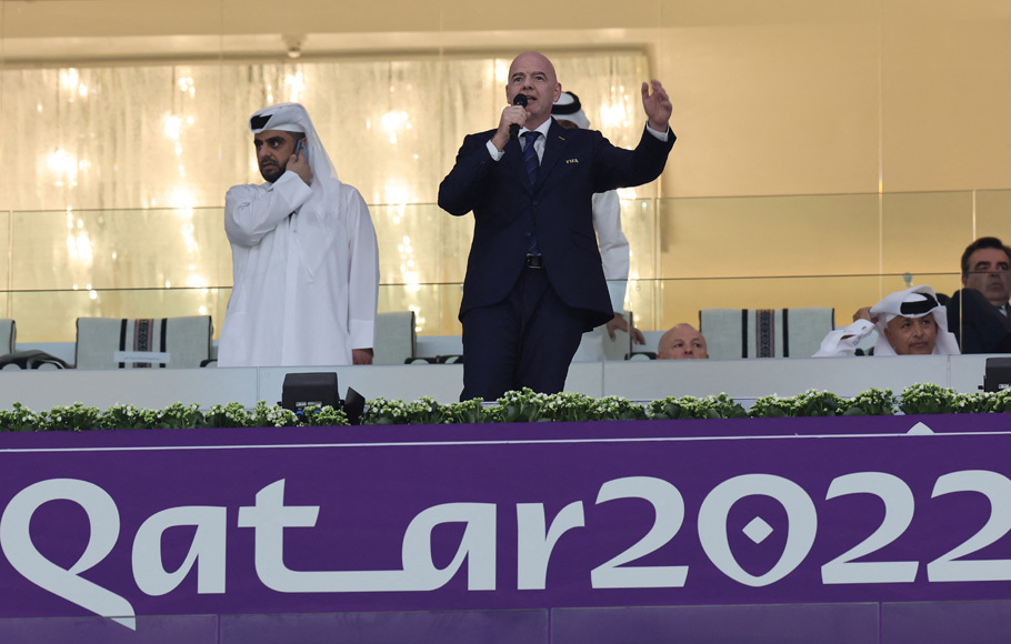 Presiden FIFA Gianni Infantino menyampaikan pidato menjelang pertandingan sepak bola Grup A Piala Dunia 2022 Qatar antara Qatar dan Ekuador di Stadion Al-Bayt, Doha, Qatar, Minggu, 20 November 2022.