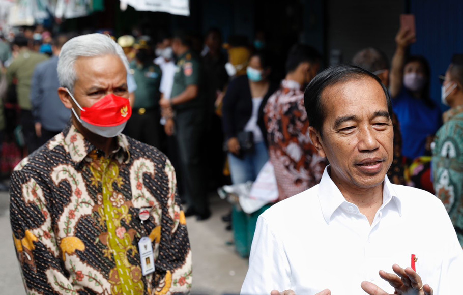 Presiden Joko Widodo didampingi Gubernur Jawa Tengah Ganjar Pranowo memberikan keterangan pers saat mengunjungi Pasar Colomadu, Kabupaten Karanganyar, Jawa Tengah, Senin, 21 November 2022.