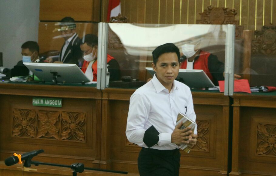 Terdakwa kasus pembunuhan berencana terhadap Nofriansyah Yosua Hutabarat atau Brigadir J, Richard Eliezer bersiap menjalani sidang lanjutan di Pengadilan Negeri Jakarta Selatan, Jakarta, Senin 21 November 2022. 