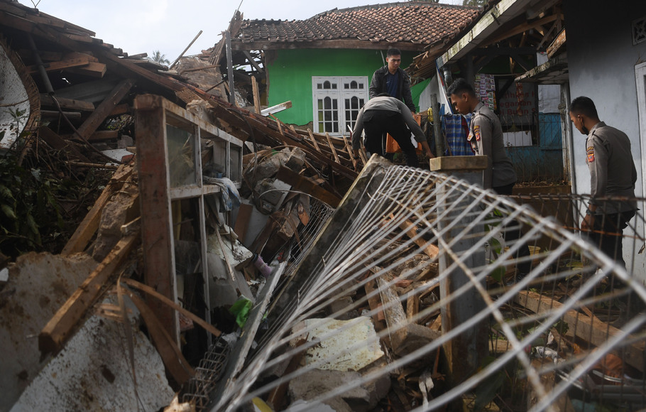 Sejumlah petugas kepolisian mencari korban tertimbun longsor akibat gempa di Cijendil, Kabupaten Cianjur, Jawa Barat, Selasa, 22 November 2022.