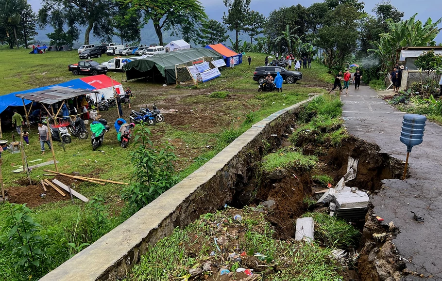 Kondisi jalan yang terbelah di dekat lapangan bola tempat pengungsian korban gempa bumi Cianjur di Desa Sukamulya, Kecamatan Cugenang, Kabupaten Cianjur, Jawa Barat, Rabu 23 November 2022.