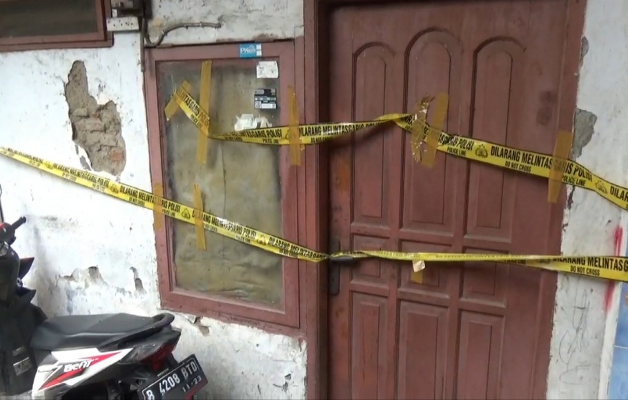 Rumah yang menjadi lokasi ditemukannya dua orang wanita lanjut usia (lansia) yang tewas membusuk di Jalan Langgar RT 12/07, Kelurahan Tangki, Tamansari, Jakarta Barat, Rabu, 23 November 2022.
