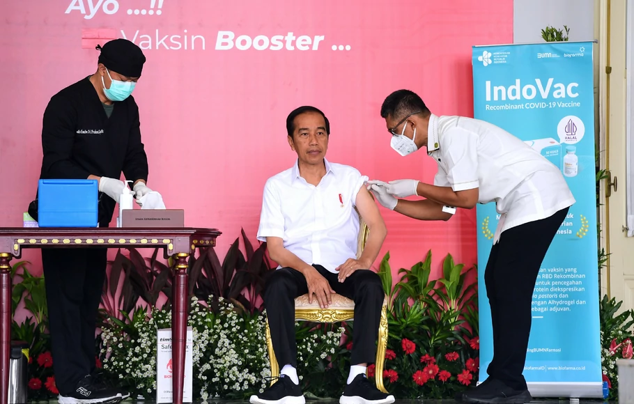 Presiden Joko Widodo saat menerima suntikan vaksin Covid-19 IndoVac dosis 