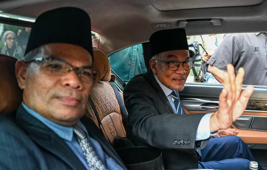 Pemimpin oposisi Malaysia Anwar Ibrahim (kanan) melambai saat dia pergi setelah bertemu dengan Raja Malaysia di Istana Nasional di Kuala Lumpur pada Selasa 22 November 2022. 