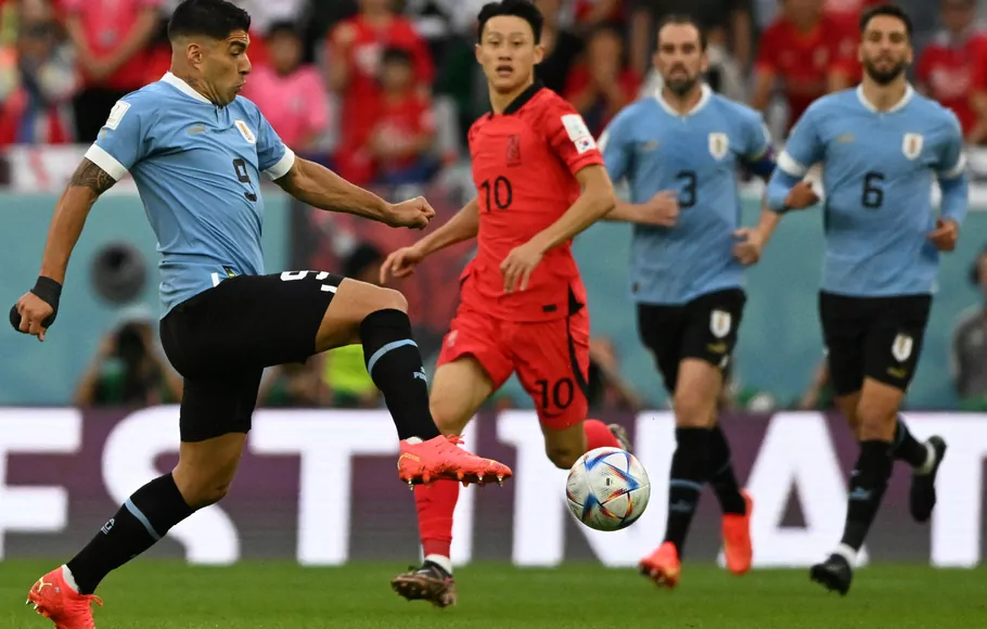 Striker Uruguay, Luis Suarez melakukan tendangan ketika menghadapi Korea Selatan di Piala Dunia 2022.