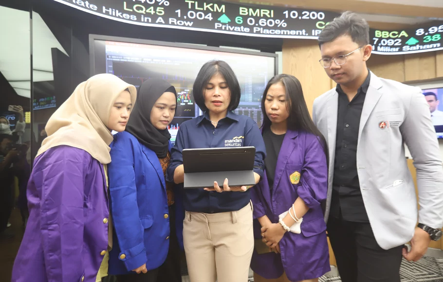 Direktur Retail Mandiri Sekuritas Theodora Manik bersama mahasiswa usai jumpa pers untuk mengaktifkan kembali empat galeri investasi di Jakarta, Kamis 24 November 2022.