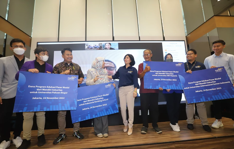 Direktur Retail Mandiri Sekuritas Theodora Manik berpose bersama mahasiswa usai jumpa pers untuk mengaktifkan kembali empat galeri investasi di Jakarta, Kamis 24 November 2022.