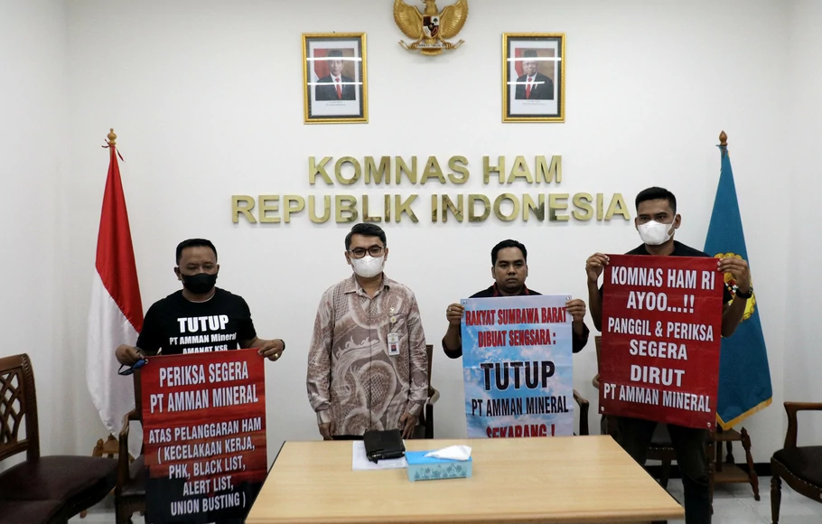 Komisioner Komnas HAM Uli Parulian Sihombing (dua kiri) berfoto bersama Aliansi Masyarakat Anti Mafia Tambang (AMANAT) usai audiensi di Jakarta, Kamis 24 November 2022. 