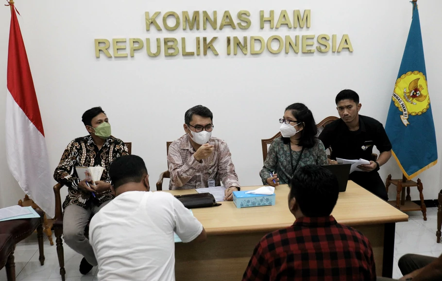 Komisioner Komnas HAM Uli Parulian Sihombing (dua kiri) menerima audiensi Aliansi Masyarakat Anti Mafia Tambang (AMANAT) di Jakarta, Kamis 24 November 2022.