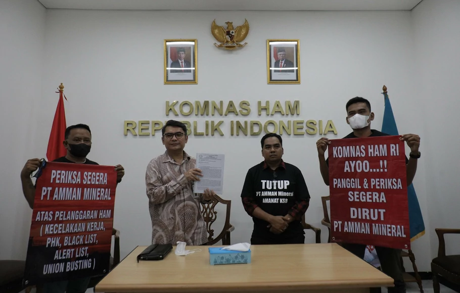 Komisioner Komnas HAM Uli Parulian Sihombing (kedua kiri) menerima laporan dugaan pelanggaran HAM dari Ketua Aliansi Masyarakat Anti Mafia Tambang (AMANAT) Erry Satriawan (kedua kanan) usai audiensi di Jakarta, Kamis 24 November 2022.
