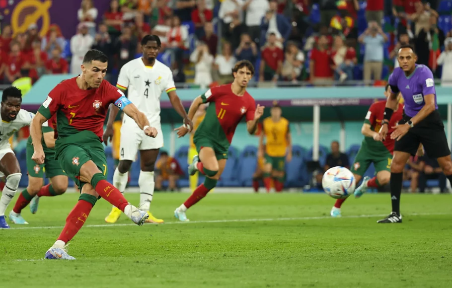 Penyerang Portugal, Cristiano Ronaldo, saat mencetak gol dari titik penalti ke gawang Ghana.