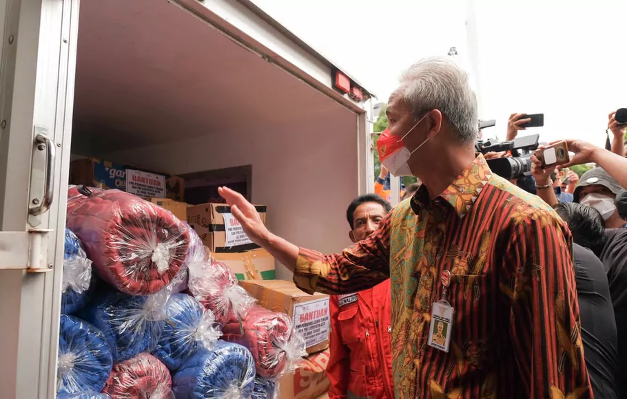 Gubernur Jawa Tengah (Jateng) Ganjar Pranowo melepas tim relawan gabungan serta bantuan senilai Rp 1,87 miliar untuk korban gempa Cianjur di kantor Pemprov Jateng pada Kamis, 24 November 2022.