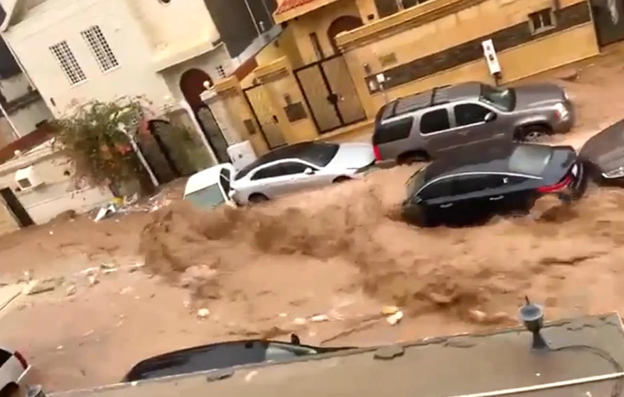 Tangkapan layar video banjir bandang di Jeddah, Arab Saudi, Kamis 24 November 2022.