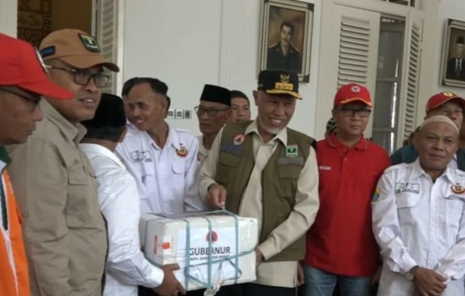Gubernur Sumatera Barat Mayheldi memberikan bantuan paket rendang untuk korban gempa Cianjur di Pendopo Kabupaten Cianjur, Jawa Barat, Jumat 25 November 2022.